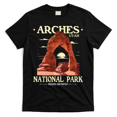Arches National Park Retro Hiking & Camping Lover T-Shirt